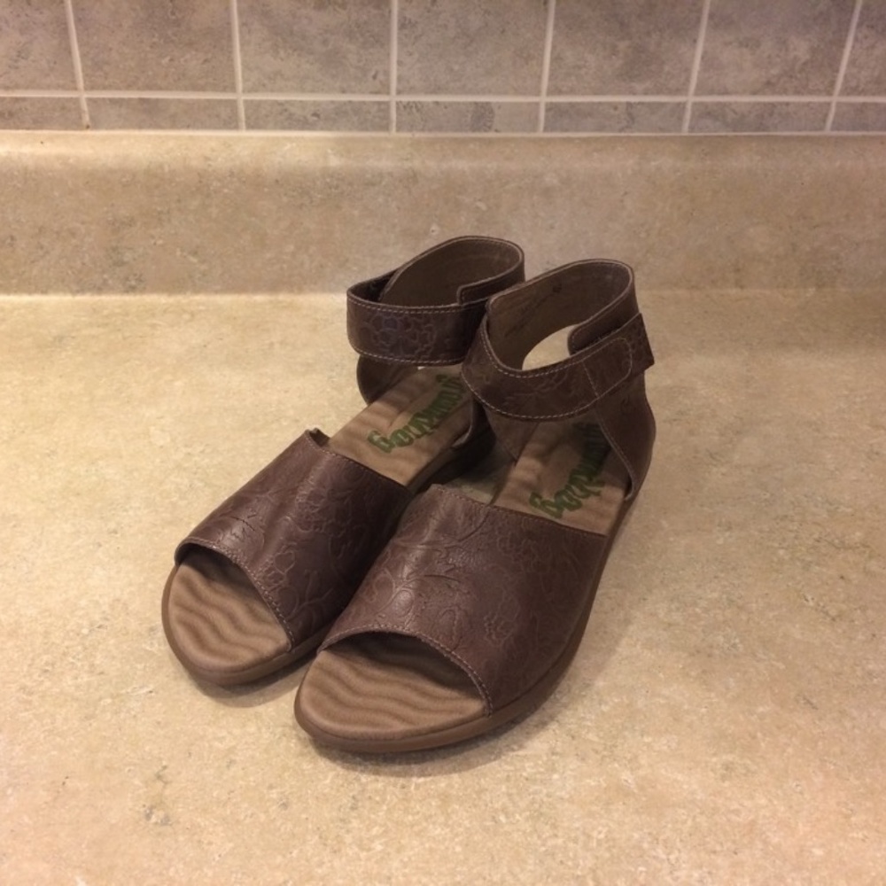 GroundHog Size 38 Brown Floral Textured Sandal
